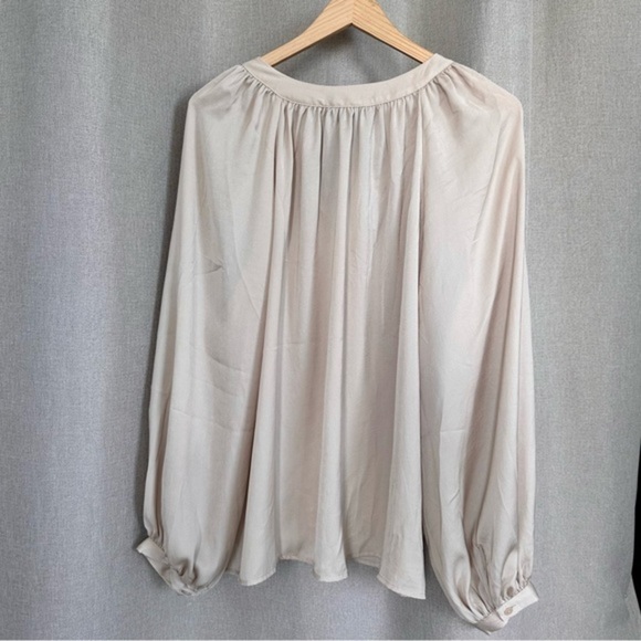 💥SALE💥Banana Republic Volume Balloon Sleeve Satin Blouse Oyster Pearl XL - Picture 11 of 11